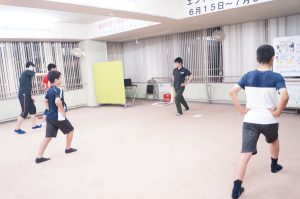 京都で体幹トレーニングをする中学生と高校生