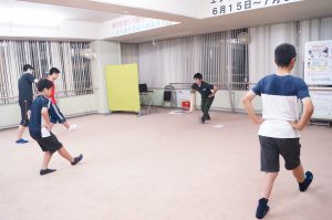 京都で体幹トレーニングをする中学生と高校生