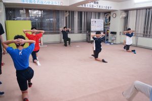 京都で体幹トレーニングをする中学生と高校生