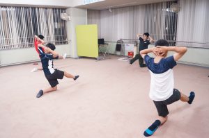 京都で体幹トレーニングをする中学生と高校生