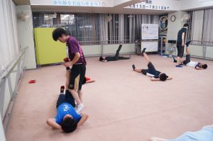 京都で体幹トレーニングをする中学生と高校生