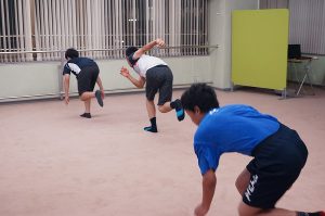 京都で体幹トレーニングをする中学生と高校生