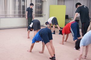 京都で体幹トレーニングをする中学生と高校生