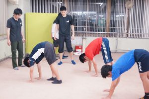 京都で体幹トレーニングをする中学生と高校生