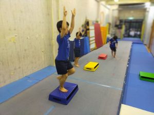 箱を使用しての足上げ練習中のお子様