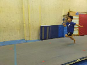 大きく足を上げて走るお子様2