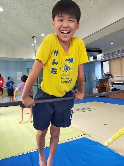 鉄棒で腕支持