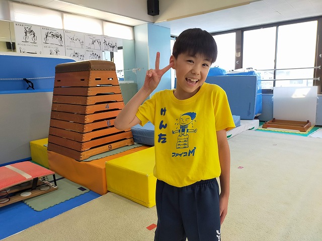 男の子がピースしている